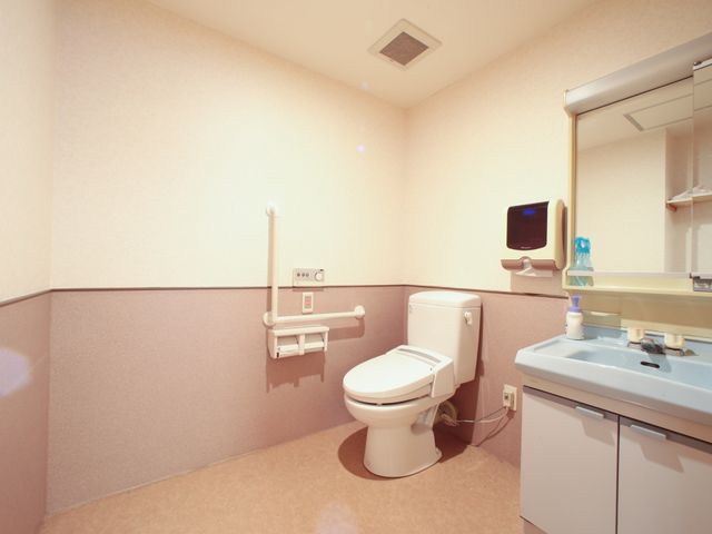 清潔感あるトイレ空間 トイレ 手すりが設置された広々としたトイレは、利便性と安全を考えた設計になっております。利用者様が快適にお使いいただける空間です。