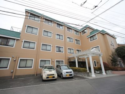 多階層の建物の外観