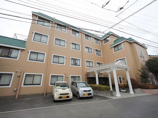 多階層の建物の外観
