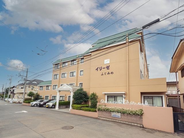ベージュの建物とエントランス 外観 あたたかみのあるベージュ色で統一された建物の正面です。きちんと整備されたエントランスが、訪れる方を穏やかに迎えます。