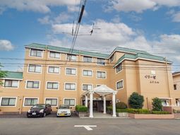 外観の建物とエントランス