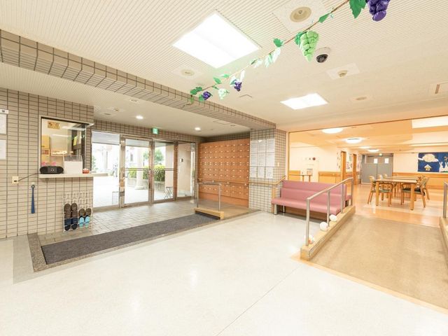 入口と受付の様子 エントランス 広々としたエントランスは、明るく開放感があり、待合のソファも配されており、温かな印象を受けます。