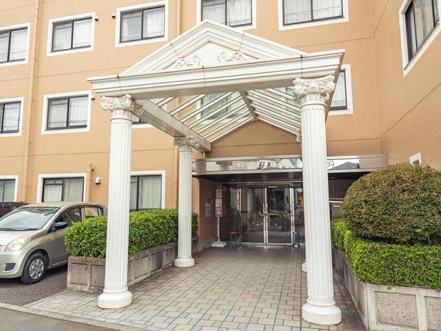 洗練された建物のエントランス エントランス 素敵なデザインのエントランスは、来訪者を温かく迎え入れます。明るく清潔感のある環境で、新しい職場をお探しの方に最適です。