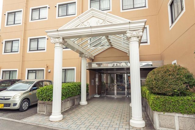 洗練された建物のエントランス エントランス 素敵なデザインのエントランスは、来訪者を温かく迎え入れます。明るく清潔感のある環境で、新しい職場をお探しの方に最適です。