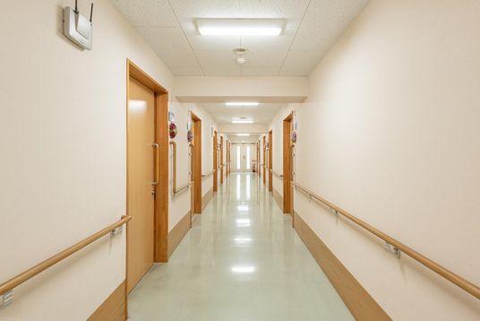 明るく清潔な廊下