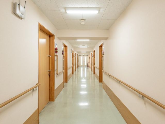 明るく清潔な廊下 廊下 手すりが設置された広々とした廊下です。壁に掲示された情報も見やすく、ゆったりとした時間が流れている様子が伝わります。