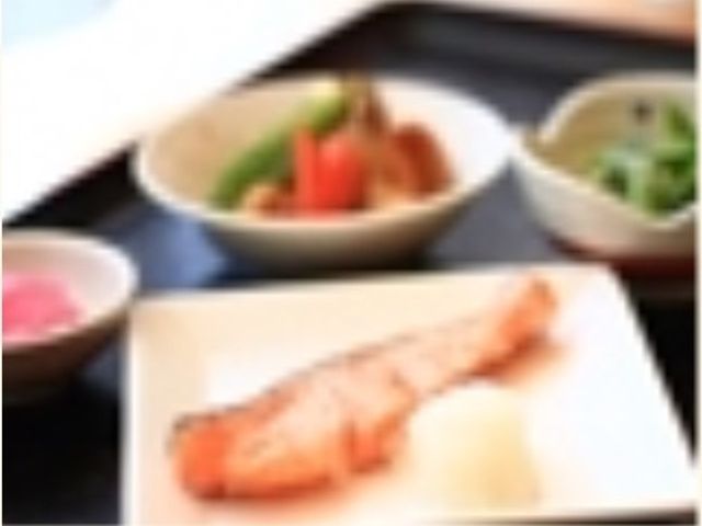 彩り豊かな食事提供 食堂 彩り豊かな食事の提供を通じて、入居者様の毎日を支える仕事です。