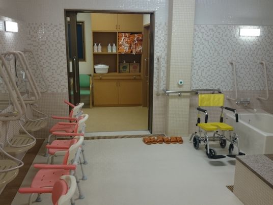 清潔で広々とした浴室