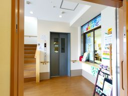 明るいエレベーターホール