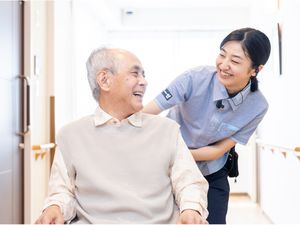 笑顔で介護するスタッフの姿