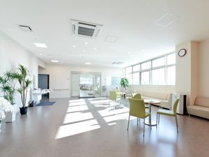 明るい共有空間のリビング  