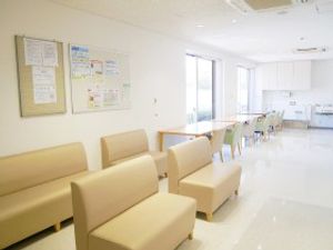 明るい待合の椅子と窓辺の廊下  