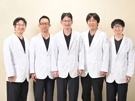 白衣のスタッフ集合  