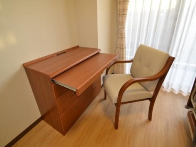 居室のデスクと椅子 家具 機能的なデスクとゆったりとした椅子が配置されており、自分の時間を大切にできる空間がここにはあります。