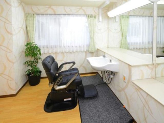 機能訓練用の椅子と器具 ヘアサロン 広々とした訓練室では、専用の椅子を使用して日々の体力維持に取り組めます。清潔感のあふれる空間で快適な時間を過ごせるでしょう。