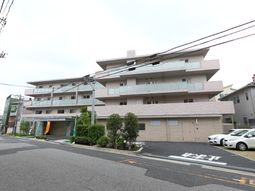 多階層の建物の外観