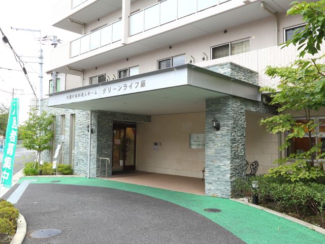 緑あふれるエントランス風景 外観 閑静な街並みに佇む、清潔感のあるエントランスです。優しい色合いで迎えてくれる入り口は、訪れる方に安らぎを提供している様子が伺えます。