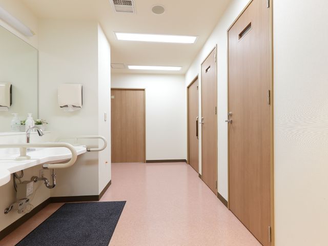 清潔感のある廊下 通路 手すりが設けられた広々とした廊下です。安全に配慮された設計で、快適に過ごせる環境が整っています。
