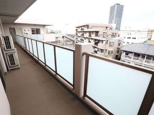 広々した施設のバルコニー