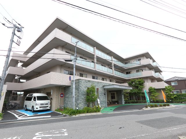 モダンな建物の外観 外観 現代的なデザインの建物が印象的で、きちんと手入れされた緑も魅力的です。将来の職場として、明るく開放感のある雰囲気を感じていただけると思います。