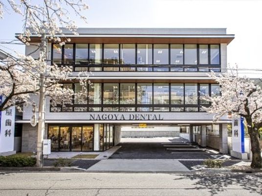 桜に囲まれた建物外観  