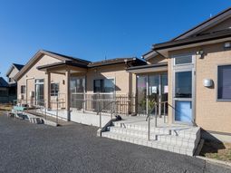 広い入口の建物外観