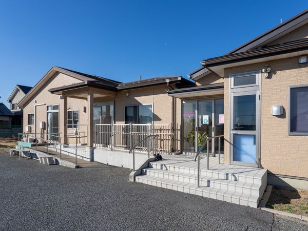 広い入口の建物外観