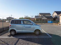 駐車場に停まる車