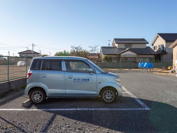 駐車場に停まる車