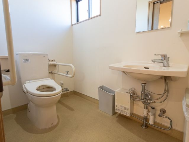 手すり付きのトイレ トイレ 手すりのある安全設計のトイレです。広々としたスペースでゆったり利用できます。