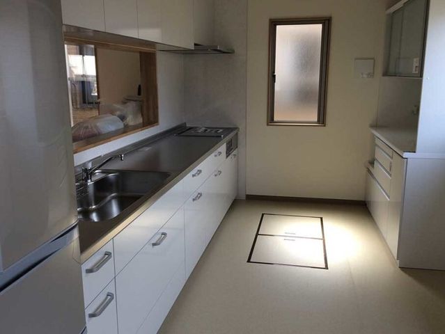清潔感のある居室のキッチン キッチン 充実した設備のキッチンが、居室に備え付けられており、安心して日々の生活を送れる環境が整っています。明るく開放的な空間で、調理をお楽しみいただけます。
