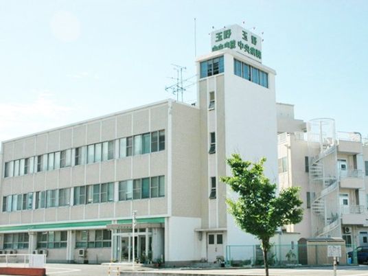 白い建物の外観  