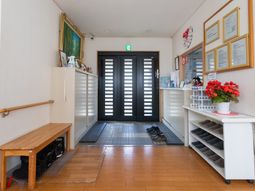 明るい入口のエントランス