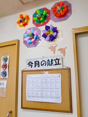 掲示物がある廊下