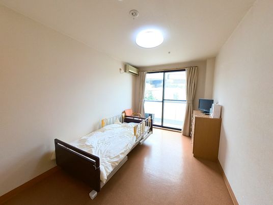 ベッドと椅子のある居室