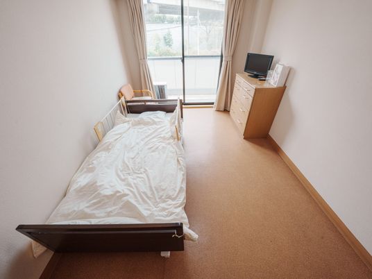 明るい個室のベッド