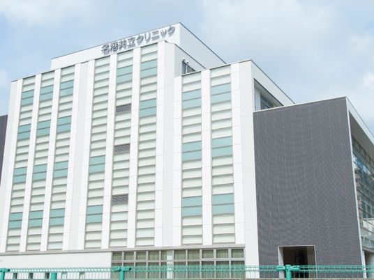 白い外壁の建物外観  