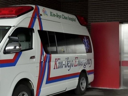 救急車が停まる車寄せ  