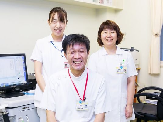 スタッフ3人の診察室  