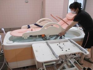 浴槽と介助者の浴室  