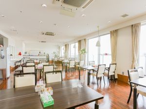 明るい食堂の全景
