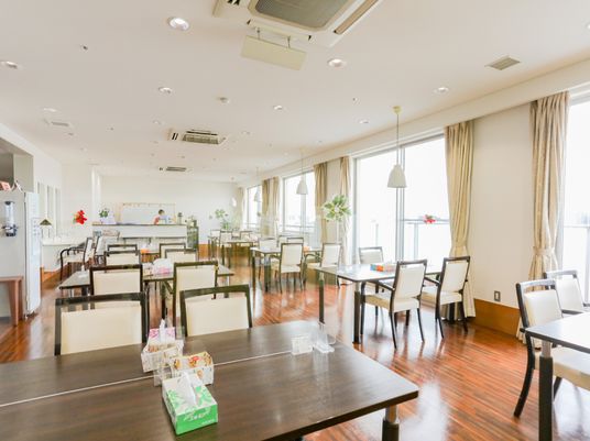 明るい食堂の全景