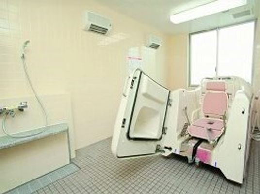 バリアフリー設計の浴室