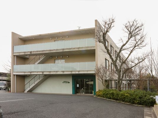 モダンな外観の建物
