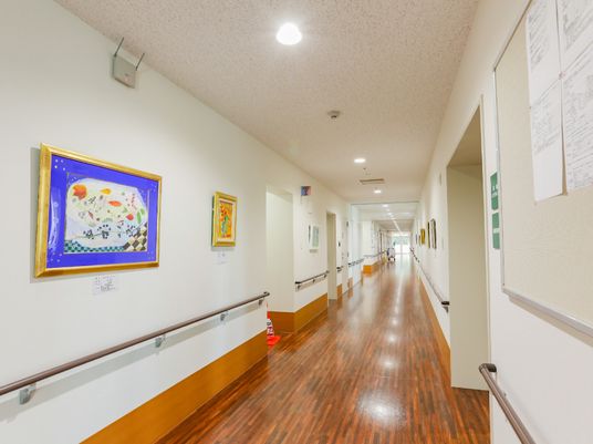 廊下に掲示されたアート作品
