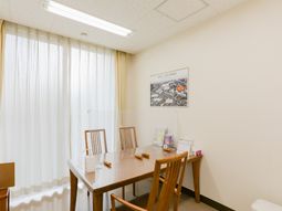 会議室のテーブルと椅子