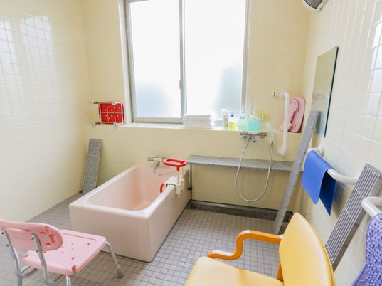 手すりと椅子が設置され、高齢者でも楽に入浴できる浴室