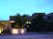 夕景の施設外観  