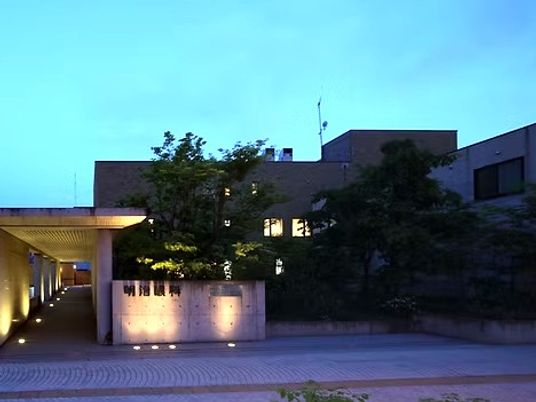 夕景の施設外観  