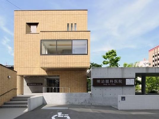 明るい外観と看板のある建物外観  